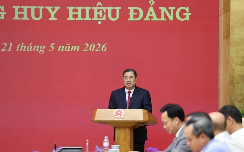 Phó Thủ tướng Phạm Gia Túc trao Huy hiệu Đảng cho đảng viên Đảng bộ Chính phủ Phó Thủ tướng Phạm Gia Túc trao Huy hiệu Đảng cho đảng viên Đảng bộ Chính phủ