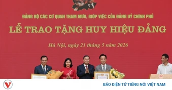 Phó Thủ tướng Phạm Gia Túc trao Huy hiệu Đảng cho đảng viên Đảng bộ Chính phủ
