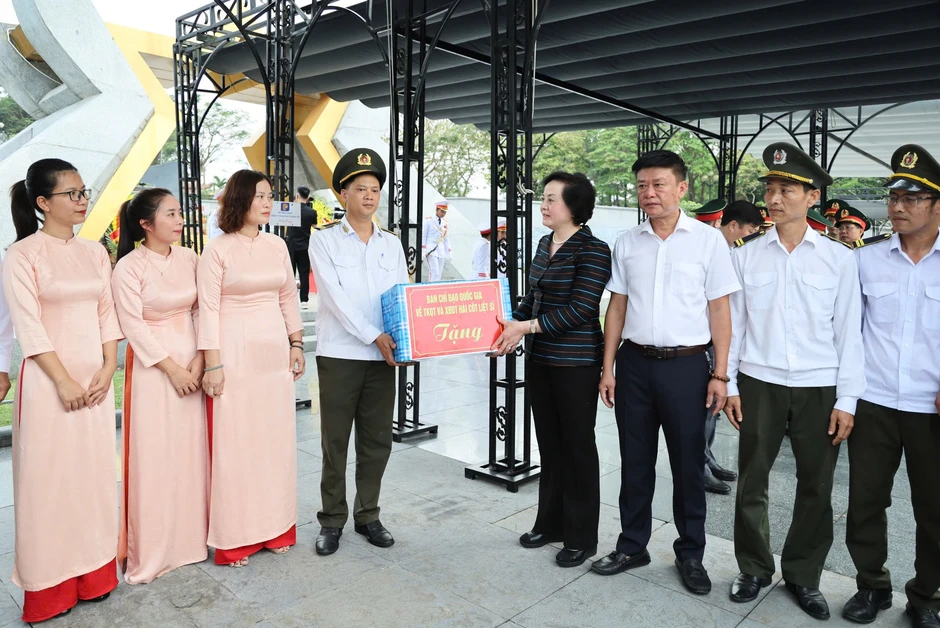 Phó Thủ tướng Phạm Thị Thanh Trà dâng hương tri ân các anh hùng liệt sĩ tại Quảng Trị Phó Thủ tướng Phạm Thị Thanh Trà dâng hương tri ân các anh hùng liệt sĩ tại Quảng Trị