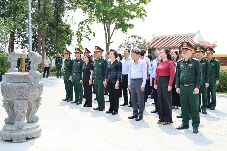 Phó Thủ tướng Phạm Thị Thanh Trà dâng hương tri ân các anh hùng liệt sĩ tại Quảng Trị Phó Thủ tướng Phạm Thị Thanh Trà dâng hương tri ân các anh hùng liệt sĩ tại Quảng Trị