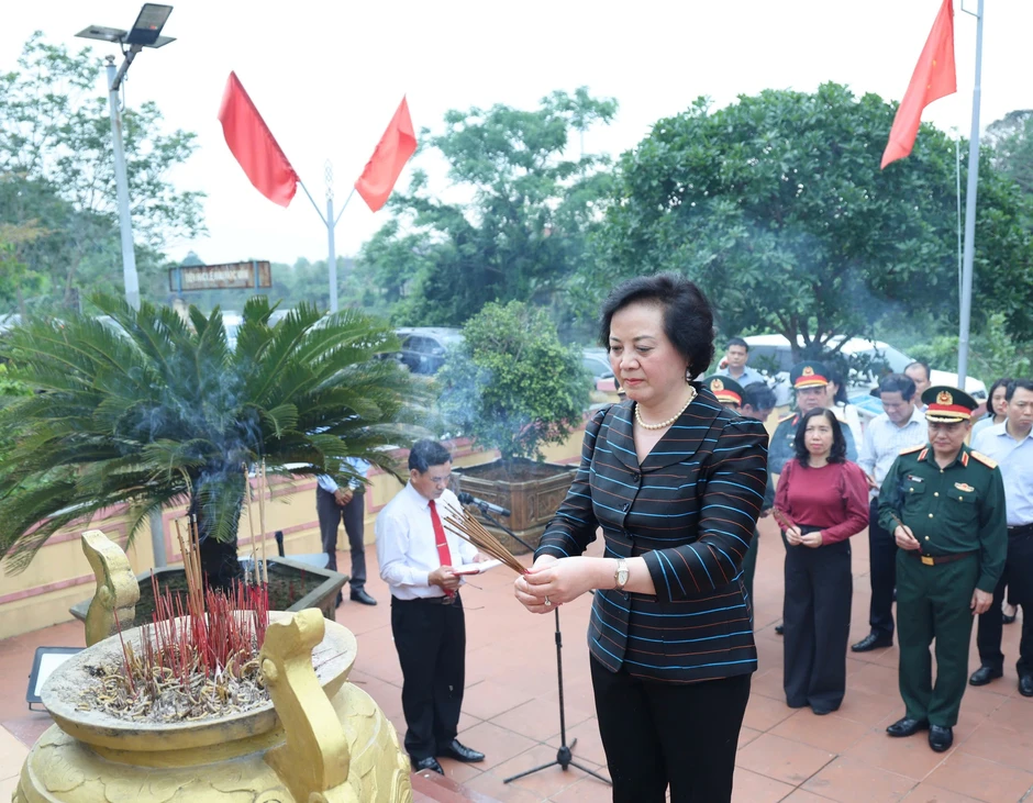 Phó Thủ tướng Phạm Thị Thanh Trà dâng hương tri ân các anh hùng liệt sĩ tại Quảng Trị Phó Thủ tướng Phạm Thị Thanh Trà dâng hương tri ân các anh hùng liệt sĩ tại Quảng Trị