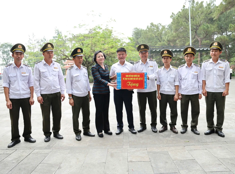 Phó Thủ tướng Phạm Thị Thanh Trà dâng hương tri ân các anh hùng liệt sĩ tại Quảng Trị Phó Thủ tướng Phạm Thị Thanh Trà dâng hương tri ân các anh hùng liệt sĩ tại Quảng Trị