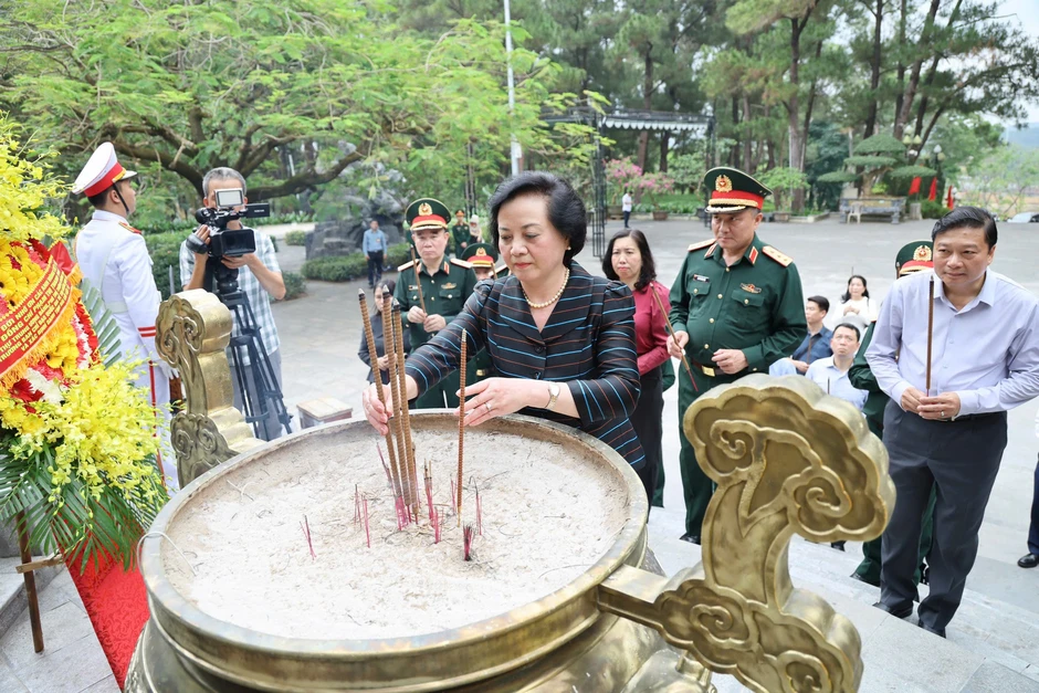 Phó Thủ tướng Phạm Thị Thanh Trà dâng hương tri ân các anh hùng liệt sĩ tại Quảng Trị Phó Thủ tướng Phạm Thị Thanh Trà dâng hương tri ân các anh hùng liệt sĩ tại Quảng Trị