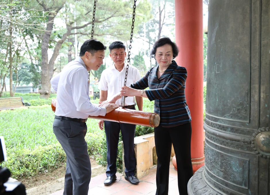 Phó Thủ tướng Phạm Thị Thanh Trà dâng hương tri ân các anh hùng liệt sĩ tại Quảng Trị Phó Thủ tướng Phạm Thị Thanh Trà dâng hương tri ân các anh hùng liệt sĩ tại Quảng Trị