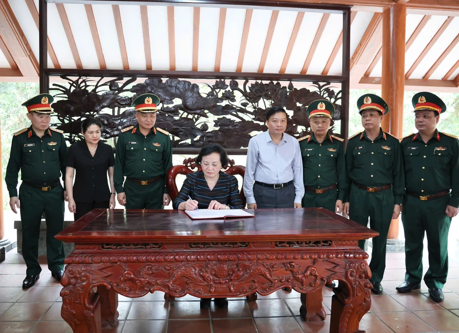 Phó Thủ tướng Phạm Thị Thanh Trà dâng hương tri ân các anh hùng liệt sĩ tại Quảng Trị Phó Thủ tướng Phạm Thị Thanh Trà dâng hương tri ân các anh hùng liệt sĩ tại Quảng Trị