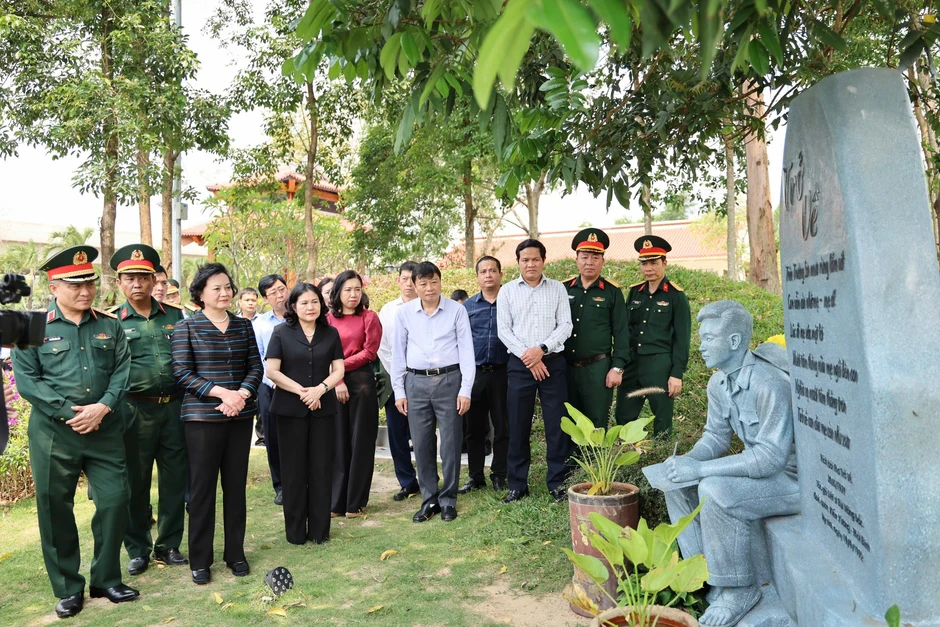 Phó Thủ tướng Phạm Thị Thanh Trà dâng hương tri ân các anh hùng liệt sĩ tại Quảng Trị Phó Thủ tướng Phạm Thị Thanh Trà dâng hương tri ân các anh hùng liệt sĩ tại Quảng Trị
