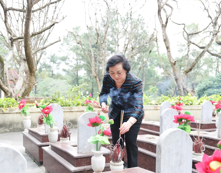 Phó Thủ tướng Phạm Thị Thanh Trà dâng hương tri ân các anh hùng liệt sĩ tại Quảng Trị Phó Thủ tướng Phạm Thị Thanh Trà dâng hương tri ân các anh hùng liệt sĩ tại Quảng Trị