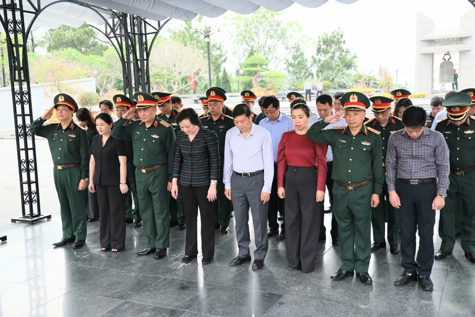 Phó Thủ tướng Phạm Thị Thanh Trà dâng hương tri ân các anh hùng liệt sĩ tại Quảng Trị Phó Thủ tướng Phạm Thị Thanh Trà dâng hương tri ân các anh hùng liệt sĩ tại Quảng Trị