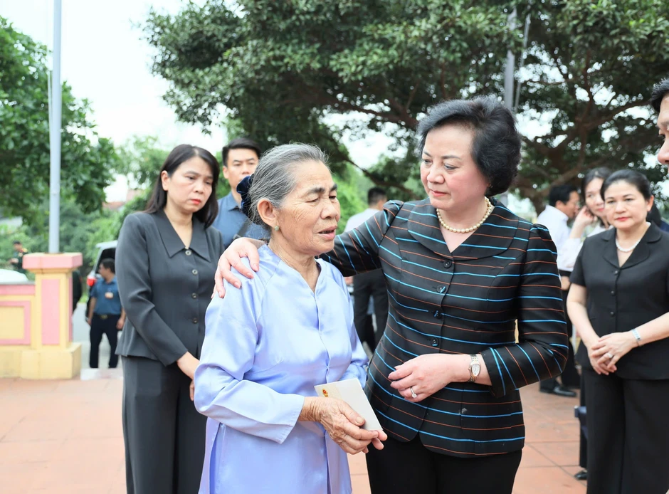 Phó Thủ tướng Phạm Thị Thanh Trà dâng hương tri ân các anh hùng liệt sĩ tại Quảng Trị Phó Thủ tướng Phạm Thị Thanh Trà dâng hương tri ân các anh hùng liệt sĩ tại Quảng Trị