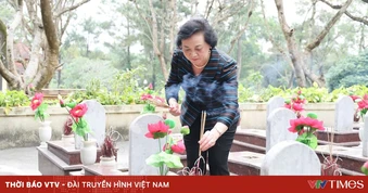 Phó Thủ tướng Phạm Thị Thanh Trà dâng hương tri ân các anh hùng liệt sĩ tại Quảng Trị