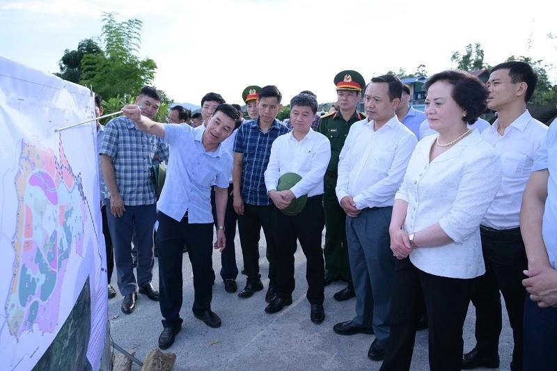 Phó Thủ tướng Phạm Thị Thanh Trà dâng hương tưởng niệm Đại tướng Võ Nguyên Giáp tại Mường Phăng Phó Thủ tướng Phạm Thị Thanh Trà dâng hương tưởng niệm Đại tướng Võ Nguyên Giáp tại Mường Phăng