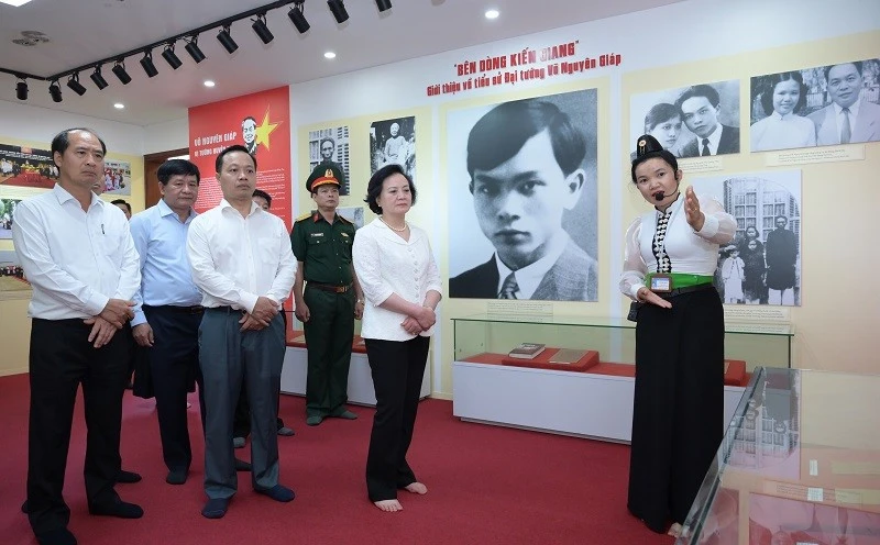 Phó Thủ tướng Phạm Thị Thanh Trà dâng hương tưởng niệm Đại tướng Võ Nguyên Giáp tại Mường Phăng Phó Thủ tướng Phạm Thị Thanh Trà dâng hương tưởng niệm Đại tướng Võ Nguyên Giáp tại Mường Phăng