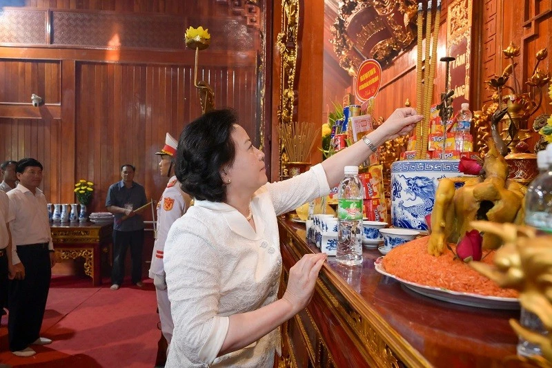 Phó Thủ tướng Phạm Thị Thanh Trà dâng hương tưởng niệm Đại tướng Võ Nguyên Giáp tại Mường Phăng Phó Thủ tướng Phạm Thị Thanh Trà dâng hương tưởng niệm Đại tướng Võ Nguyên Giáp tại Mường Phăng