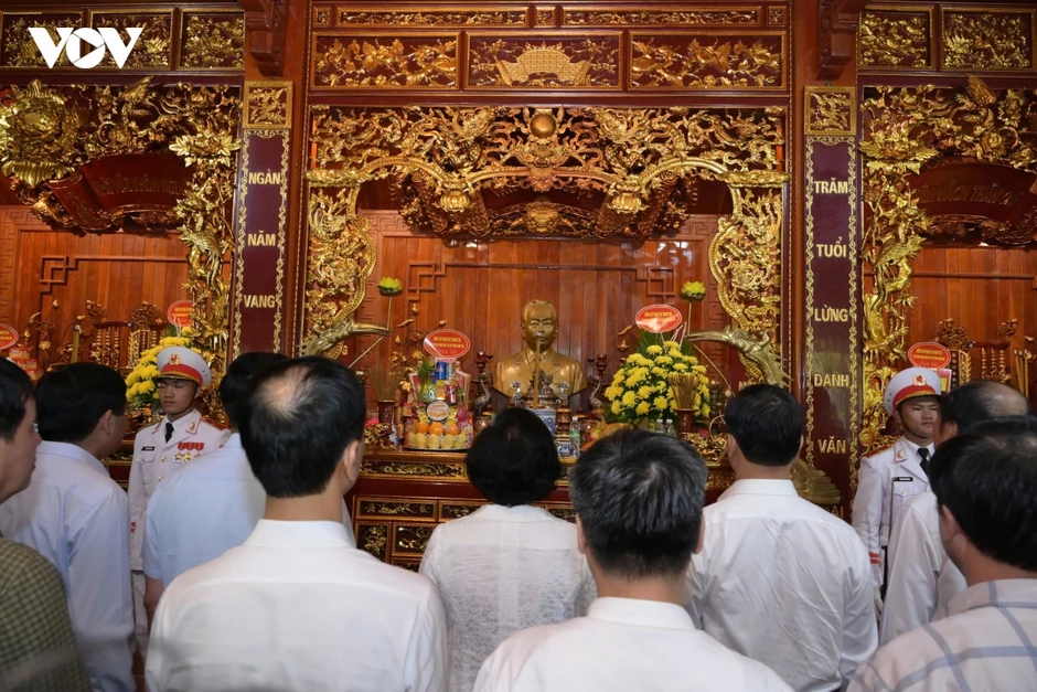Phó Thủ tướng Phạm Thị Thanh Trà dâng hương tưởng niệm Đại tướng Võ Nguyên Giáp Phó Thủ tướng Phạm Thị Thanh Trà dâng hương tưởng niệm Đại tướng Võ Nguyên Giáp