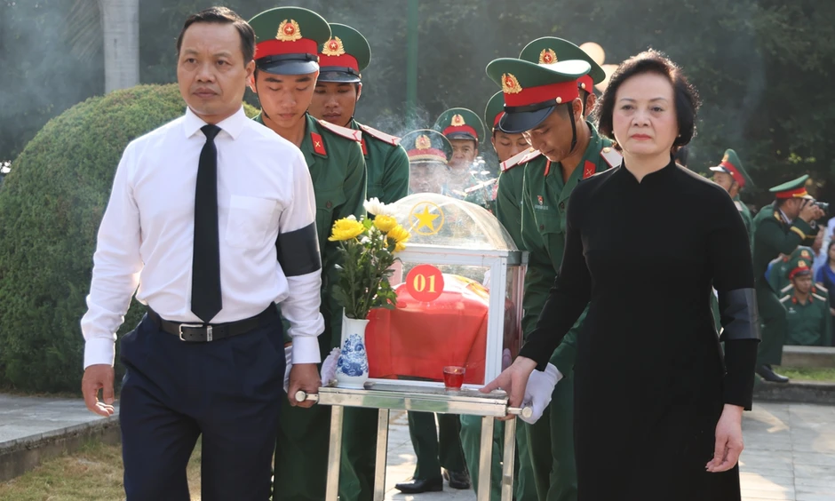 Phó Thủ tướng Phạm Thị Thanh Trà dự lễ an táng 9 hài cốt liệt sĩ tại Điện Biên Phó Thủ tướng Phạm Thị Thanh Trà dự lễ an táng 9 hài cốt liệt sĩ tại Điện Biên