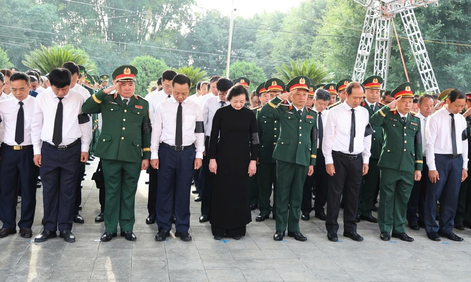 Phó Thủ tướng Phạm Thị Thanh Trà dự lễ an táng 9 hài cốt liệt sĩ tại Điện Biên Phó Thủ tướng Phạm Thị Thanh Trà dự lễ an táng 9 hài cốt liệt sĩ tại Điện Biên
