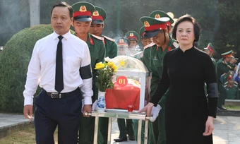 Phó Thủ tướng Phạm Thị Thanh Trà dự lễ an táng 9 hài cốt liệt sĩ tại Điện Biên