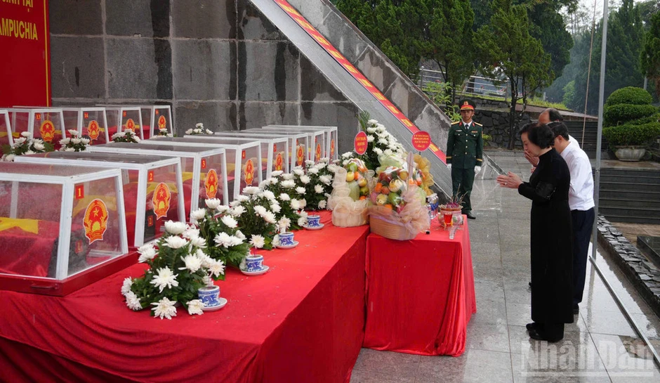 Phó Thủ tướng Phạm Thị Thanh Trà dự lễ truy điệu, an táng hài cốt liệt sĩ quân tình nguyện Việt Nam tại Quảng Ngãi Phó Thủ tướng Phạm Thị Thanh Trà dự lễ truy điệu, an táng hài cốt liệt sĩ quân tình nguyện Việt Nam tại Quảng Ngãi