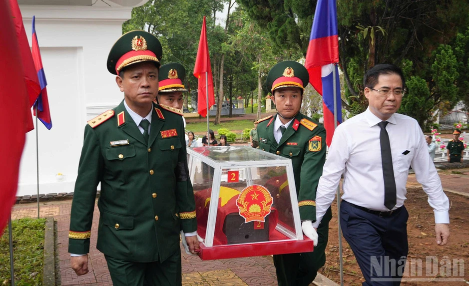 Phó Thủ tướng Phạm Thị Thanh Trà dự lễ truy điệu, an táng hài cốt liệt sĩ quân tình nguyện Việt Nam tại Quảng Ngãi Phó Thủ tướng Phạm Thị Thanh Trà dự lễ truy điệu, an táng hài cốt liệt sĩ quân tình nguyện Việt Nam tại Quảng Ngãi