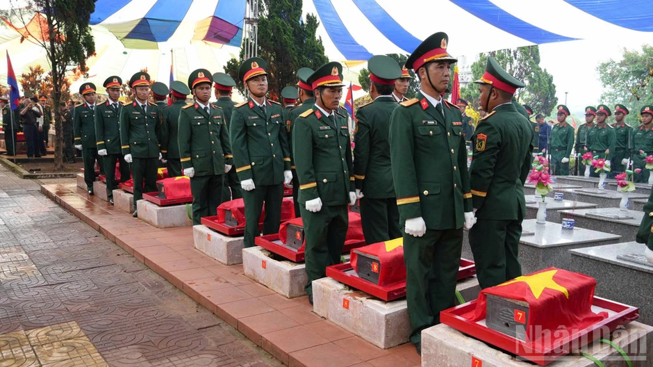 Phó Thủ tướng Phạm Thị Thanh Trà dự lễ truy điệu, an táng hài cốt liệt sĩ quân tình nguyện Việt Nam tại Quảng Ngãi Phó Thủ tướng Phạm Thị Thanh Trà dự lễ truy điệu, an táng hài cốt liệt sĩ quân tình nguyện Việt Nam tại Quảng Ngãi