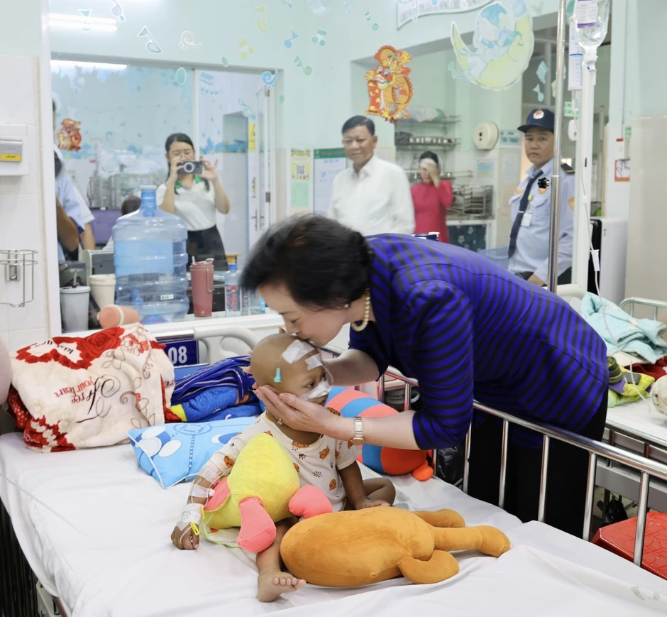 Phó Thủ tướng Phạm Thị Thanh Trà thăm bệnh nhi ung thư tại Bệnh viện Nhi đồng 2 Phó Thủ tướng Phạm Thị Thanh Trà thăm bệnh nhi ung thư tại Bệnh viện Nhi đồng 2