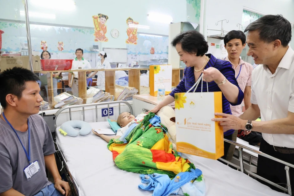 Phó Thủ tướng Phạm Thị Thanh Trà thăm bệnh nhi ung thư tại Bệnh viện Nhi đồng 2 Phó Thủ tướng Phạm Thị Thanh Trà thăm bệnh nhi ung thư tại Bệnh viện Nhi đồng 2