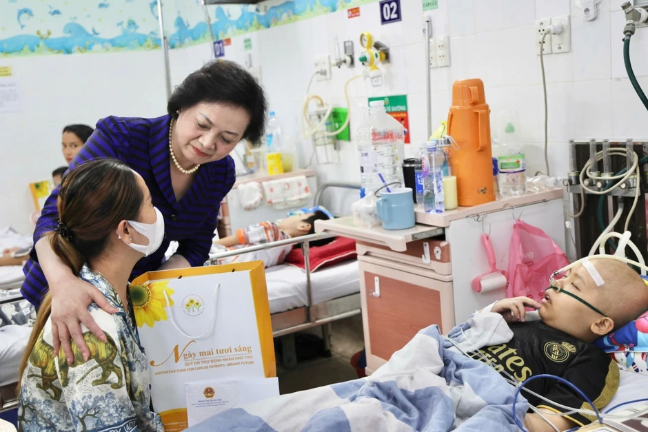 Phó Thủ tướng Phạm Thị Thanh Trà thăm bệnh nhi ung thư tại Bệnh viện Nhi đồng 2 Phó Thủ tướng Phạm Thị Thanh Trà thăm bệnh nhi ung thư tại Bệnh viện Nhi đồng 2