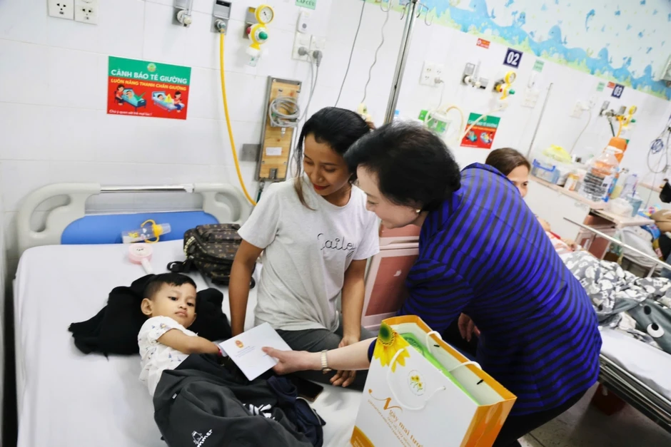 Phó Thủ tướng Phạm Thị Thanh Trà thăm bệnh nhi ung thư tại Bệnh viện Nhi đồng 2 Phó Thủ tướng Phạm Thị Thanh Trà thăm bệnh nhi ung thư tại Bệnh viện Nhi đồng 2