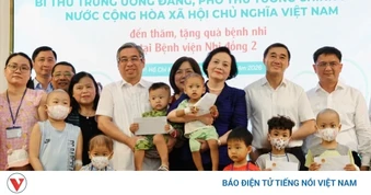 Phó Thủ tướng Phạm Thị Thanh Trà thăm bệnh nhi ung thư tại Bệnh viện Nhi đồng 2
