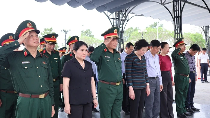 Phó Thủ tướng Phạm Thị Thanh Trà tri ân các anh hùng liệt sĩ ở Quảng Trị Phó Thủ tướng Phạm Thị Thanh Trà tri ân các anh hùng liệt sĩ ở Quảng Trị