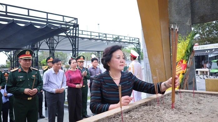 Phó Thủ tướng Phạm Thị Thanh Trà tri ân các anh hùng liệt sĩ ở Quảng Trị Phó Thủ tướng Phạm Thị Thanh Trà tri ân các anh hùng liệt sĩ ở Quảng Trị