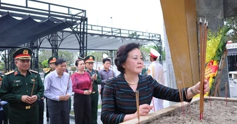 Phó Thủ tướng Phạm Thị Thanh Trà tri ân các anh hùng liệt sĩ ở Quảng Trị