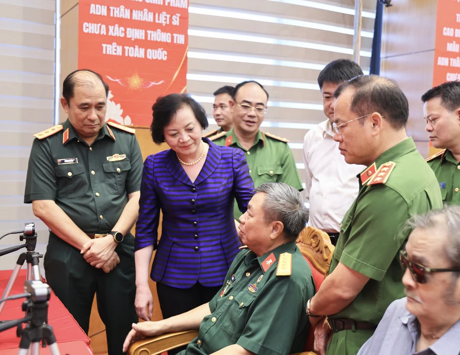 Phó Thủ tướng phát động cao điểm thu nhận ADN, mở thêm cơ hội xác định danh tính liệt sĩ Phó Thủ tướng phát động cao điểm thu nhận ADN, mở thêm cơ hội xác định danh tính liệt sĩ