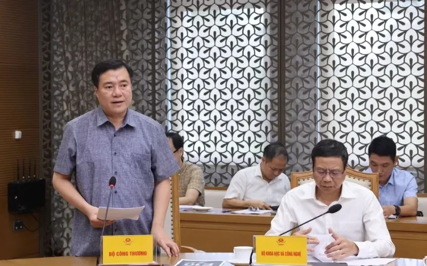 Phó Thủ tướng Thường trực: Bảo đảm chất lượng xăng E10 và quyền lợi của người tiêu dùng