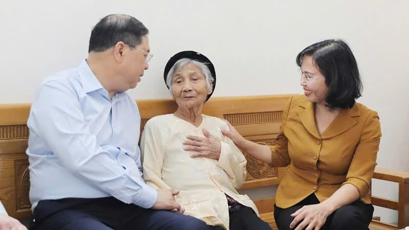 Phó Thủ tướng Thường trực Chính phủ Phạm Gia Túc thăm tặng quà tại Quảng Ninh Phó Thủ tướng Thường trực Chính phủ Phạm Gia Túc thăm tặng quà tại Quảng Ninh