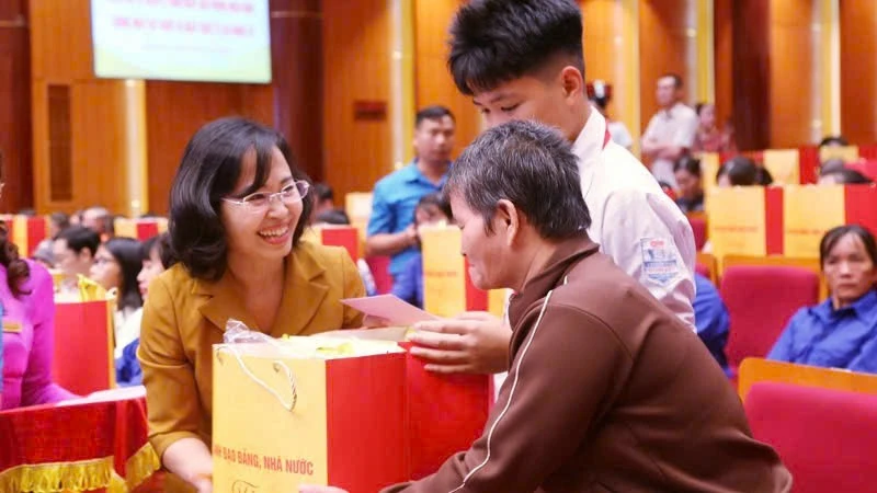 Phó Thủ tướng Thường trực Chính phủ Phạm Gia Túc thăm tặng quà tại Quảng Ninh Phó Thủ tướng Thường trực Chính phủ Phạm Gia Túc thăm tặng quà tại Quảng Ninh