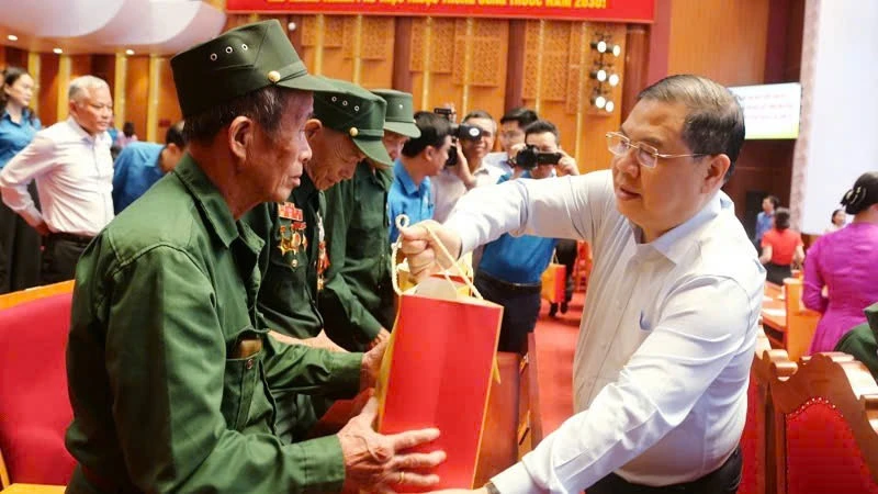 Phó Thủ tướng Thường trực Chính phủ Phạm Gia Túc thăm tặng quà tại Quảng Ninh Phó Thủ tướng Thường trực Chính phủ Phạm Gia Túc thăm tặng quà tại Quảng Ninh
