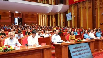 Phó Thủ tướng Thường trực Chính phủ Phạm Gia Túc thăm tặng quà tại Quảng Ninh