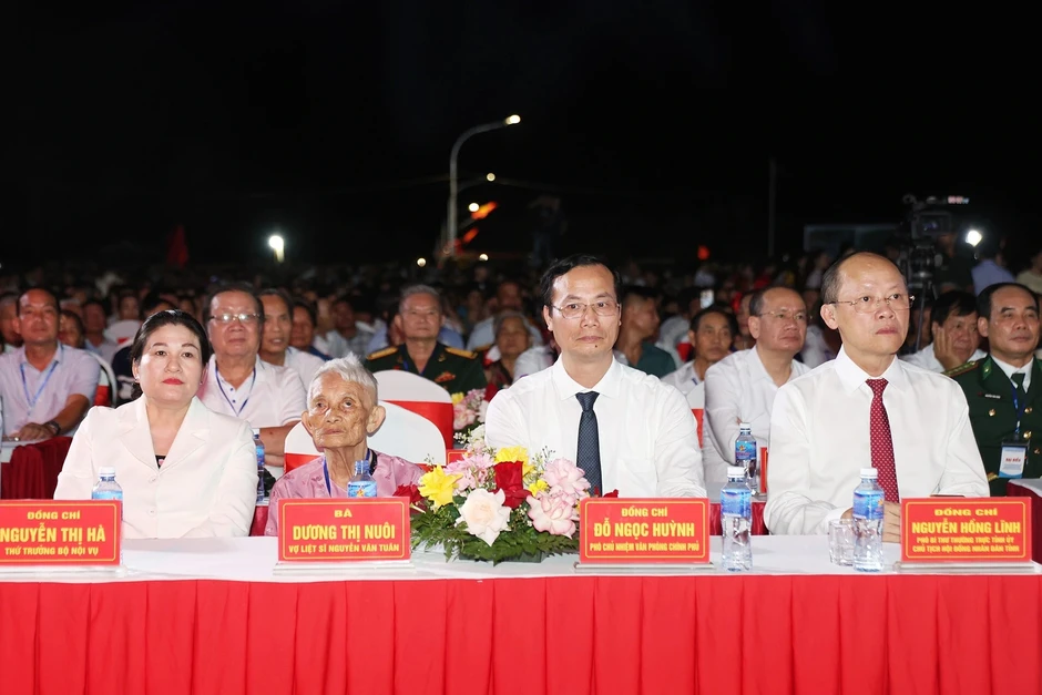 Phó Thủ tướng Thường trực dự lễ tri ân 20 liệt sĩ Đại đội Pháo binh 45 Phó Thủ tướng Thường trực dự lễ tri ân 20 liệt sĩ Đại đội Pháo binh 45