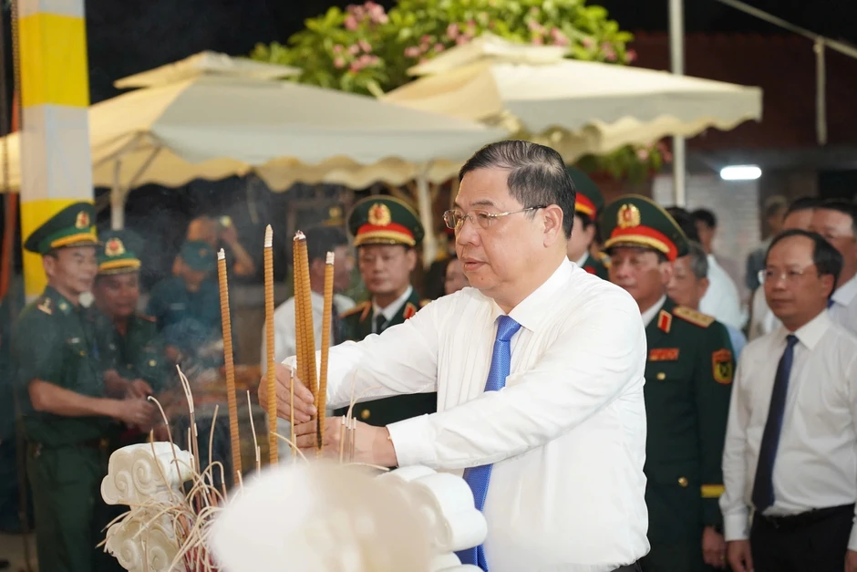 Phó Thủ tướng Thường trực dự lễ tri ân 20 liệt sĩ Đại đội Pháo binh 45 Phó Thủ tướng Thường trực dự lễ tri ân 20 liệt sĩ Đại đội Pháo binh 45