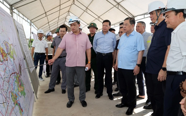 Phó Thủ tướng Thường trực kiểm tra tiến độ sân bay Long Thành, cao tốc TP Hồ Chí Minh - Long Thành - Dầu Giây Phó Thủ tướng Thường trực kiểm tra tiến độ sân bay Long Thành, cao tốc TP Hồ Chí Minh - Long Thành - Dầu Giây