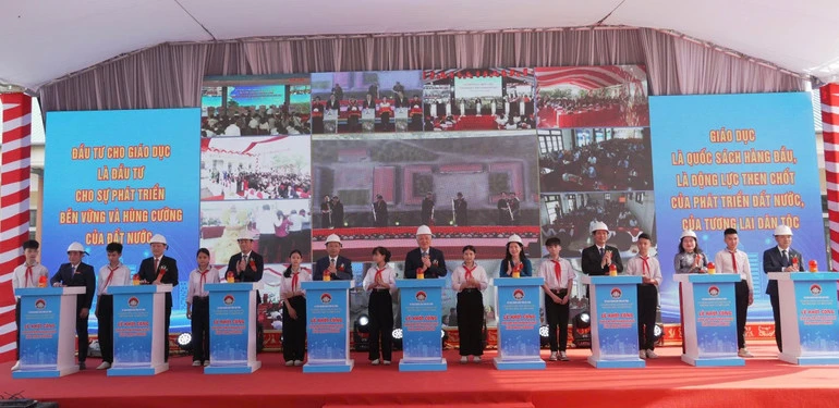 Phó Thủ tướng Thường trực Nguyễn Hòa Bình dự lễ khởi công trường học vùng biên tại Hà Tĩnh Phó Thủ tướng Thường trực Nguyễn Hòa Bình dự lễ khởi công trường học vùng biên tại Hà Tĩnh