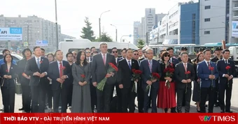 Phó Thủ tướng Thường trực Phạm Gia Túc dâng hoa tại tượng đài Chủ tịch Hồ Chí Minh ở Saint Petersburg, LB Nga