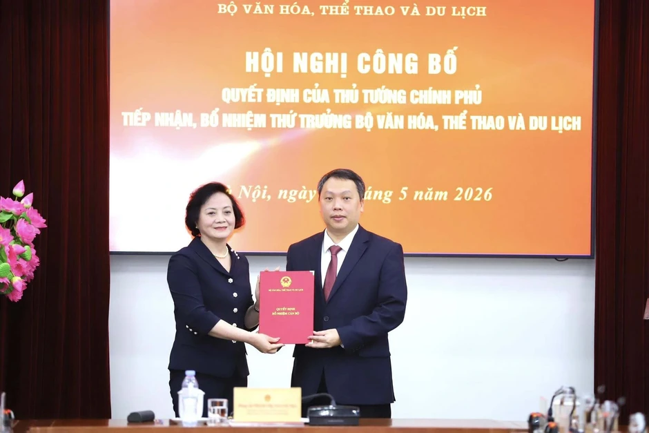 Phó Thủ tướng trao quyết định tiếp nhận, bổ nhiệm Thứ trưởng Bộ Văn hóa Phó Thủ tướng trao quyết định tiếp nhận, bổ nhiệm Thứ trưởng Bộ Văn hóa