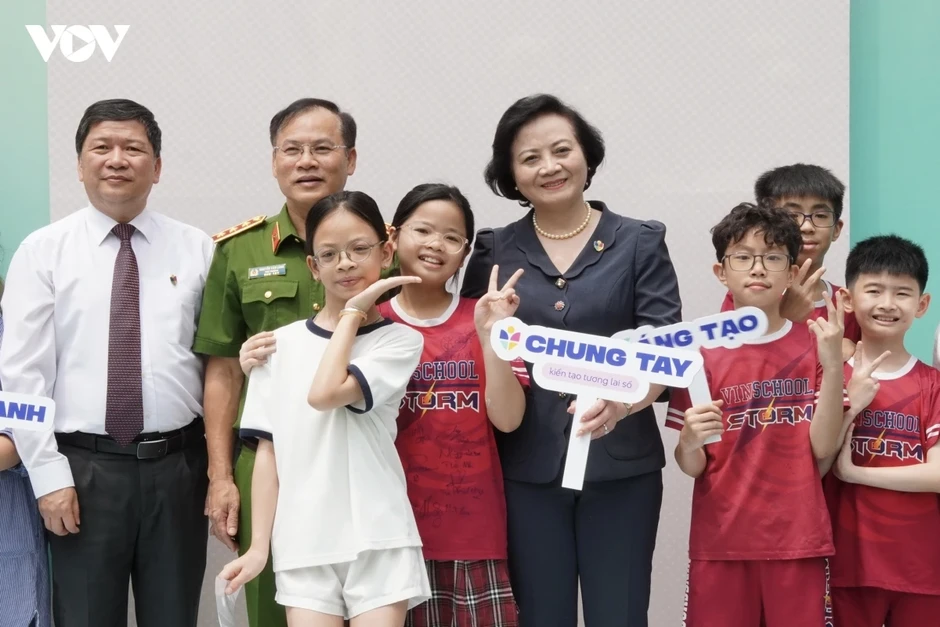 Phó Thủ tướng: Xử lý nghiêm hành vi xâm hại trẻ em trên môi trường mạng Phó Thủ tướng: Xử lý nghiêm hành vi xâm hại trẻ em trên môi trường mạng