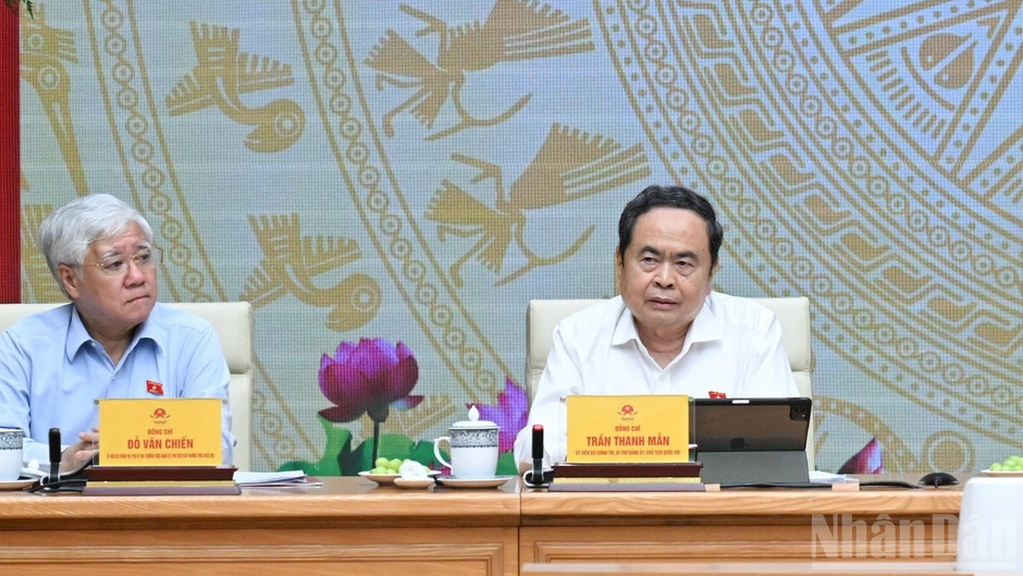 Phối hợp chặt chẽ, hoàn thiện thể chế, kiến tạo phát triển và thúc đẩy tăng trưởng Phối hợp chặt chẽ, hoàn thiện thể chế, kiến tạo phát triển và thúc đẩy tăng trưởng