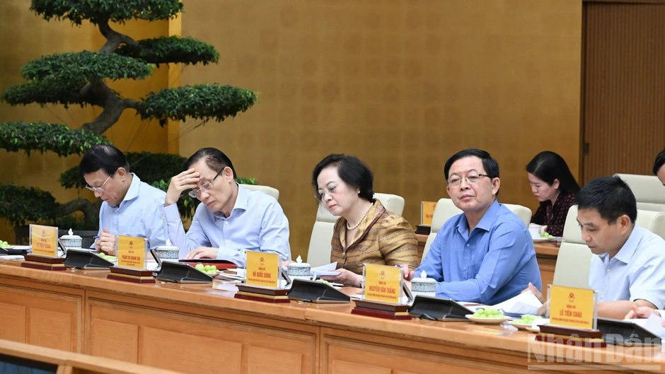 Phối hợp chặt chẽ, hoàn thiện thể chế, kiến tạo phát triển và thúc đẩy tăng trưởng Phối hợp chặt chẽ, hoàn thiện thể chế, kiến tạo phát triển và thúc đẩy tăng trưởng