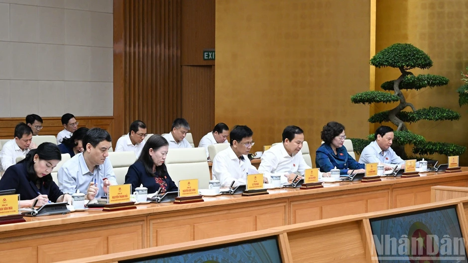 Phối hợp chặt chẽ, hoàn thiện thể chế, kiến tạo phát triển và thúc đẩy tăng trưởng Phối hợp chặt chẽ, hoàn thiện thể chế, kiến tạo phát triển và thúc đẩy tăng trưởng