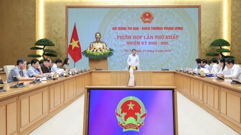Phong trào thi đua giai đoạn mới phải gắn với mục tiêu thúc đẩy tăng trưởng bền vững 2 con số Phong trào thi đua giai đoạn mới phải gắn với mục tiêu thúc đẩy tăng trưởng bền vững 2 con số