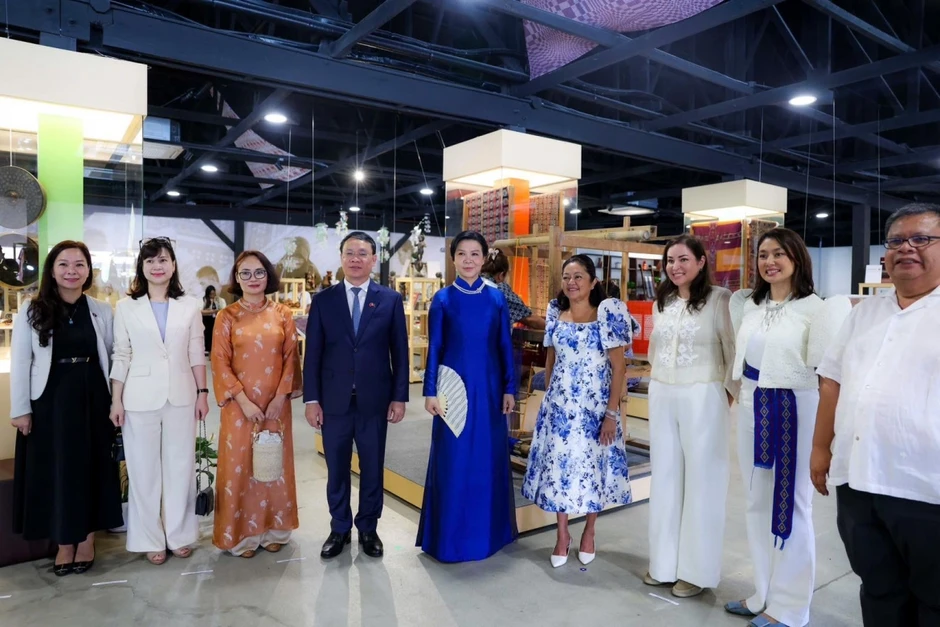 Phu nhân Tổng Bí thư, Chủ tịch nước thăm trẻ em hoàn cảnh đặc biệt tại Philippines Phu nhân Tổng Bí thư, Chủ tịch nước thăm trẻ em hoàn cảnh đặc biệt tại Philippines